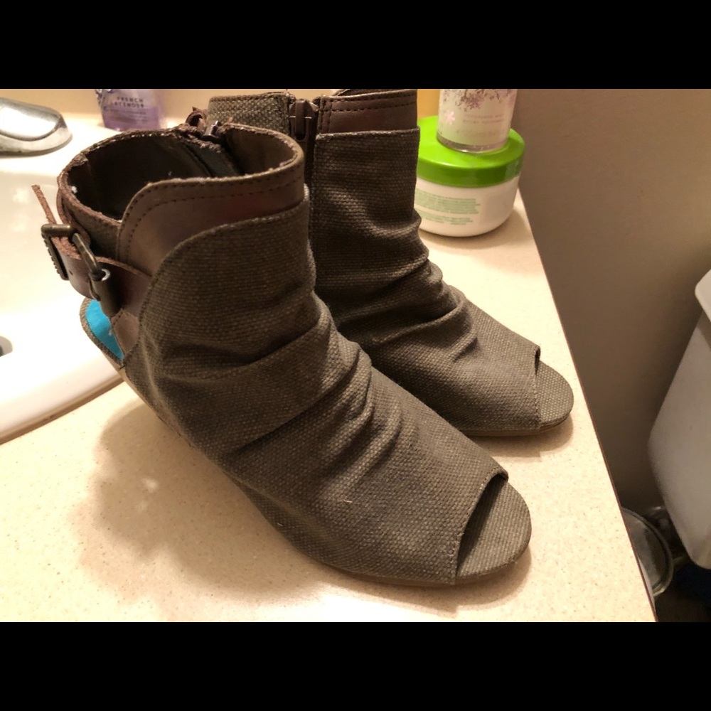New Blowfish wedge peep toe bootie sz 6 Army Green